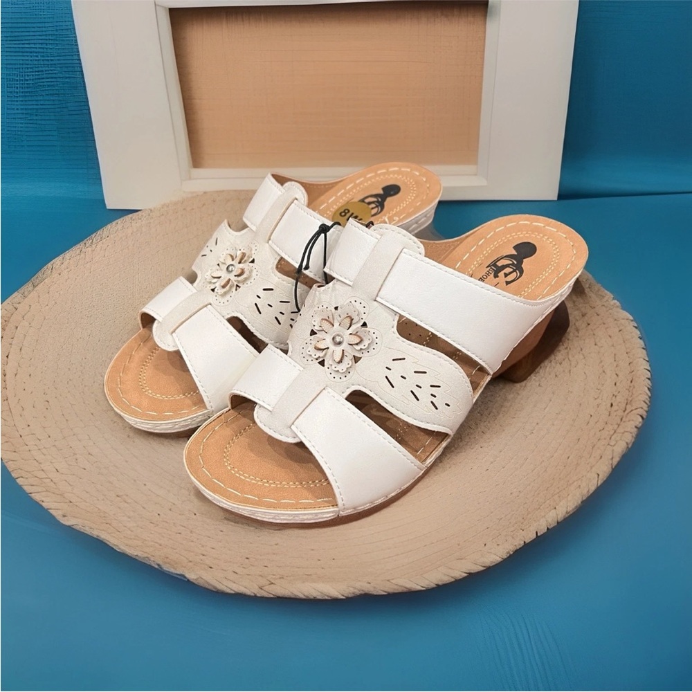 NWT G.C (Good Choice) Shoes -  White Wedge Sandals - Comfort Footbed - Size 8W
